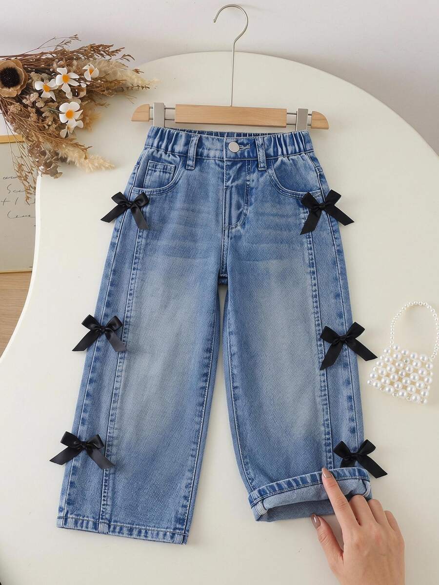 SHEIN 女童牛仔長褲,休閒牛仔女郎西式復古時尚個性款,前開衩破洞水洗褪色酸洗淺藍色,3D蝴蝶結寬腿修身版型 - 藍色 - 查看 1