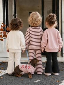SHEIN Vintaside Kids 3件組幼童女童衛衣喇叭褲套裝，可愛甜美粉色奶油黑蝴蝶結刺繡條紋長袖圓領，公主芭蕾風，適合假日秋冬穿著 - 粉色 - 查看 2