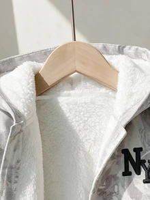 SHEIN 男嬰字母圖案胸前設計、楓葉印花身片與極地抓絨內裡連帽長袖抓絨外套，適合秋冬穿著 - 灰色 - 查看 4