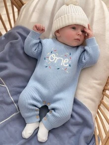 SHEIN 嬰兒週歲生日主題藍色字母刺繡針織連身衣 嬰兒生日拍照長袖連身褲 紀念拍照套裝 日常外出散步旅行度假家庭聚會穿著連身衣 - 藍色 - 查看 7