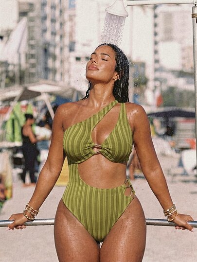SHEIN Swim Curve Maillot de bain une pièce vert pailleté avec boucle métallique ajourée et bretelles ras-du-cou pour femmes grandes tailles,tenue de vacances d'été à la plage,maillot de bain élégant et sexy pour dames pour les fêtes