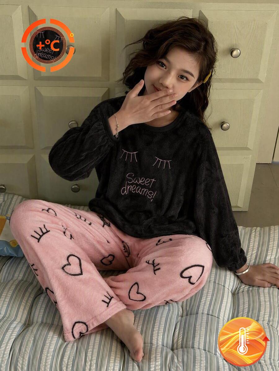 1套女童居家服套裝,上衣睫毛印花,長褲滿版愛心與睫毛印花,黑粉配色,柔軟法蘭絨面料,寬鬆版型,適合秋冬居家穿著(1套單獨販售) - 彩色 - 查看 1