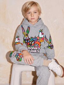 LOONEY TUNES X SHEIN 2件組兒童小男孩休閒學院風運動街頭穿搭灰色卡通大圖案拼接插肩袖圓領寬鬆長袖套頭衛衣與長褲套裝，適合日常穿著、秋冬室內、運動、攝影、節日、生日、聖誕、開學季 - 深灰色 - 查看 2