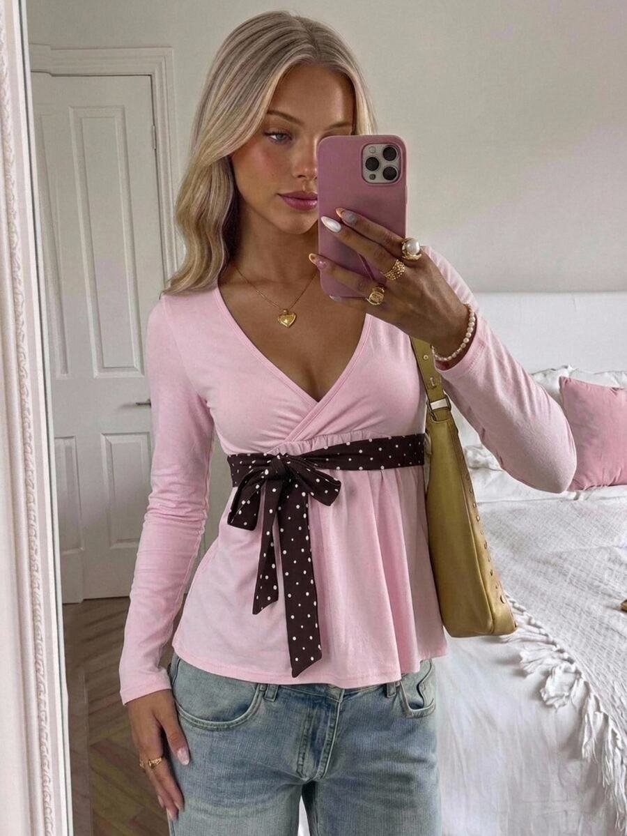 CovetEZ Kaos Lengan Panjang Wanita Model Tumpang Tindih Leher V dengan Motif Polkadot dan Simpul - Berwarna merah muda - View 1