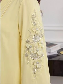 Al Najma 優雅端莊秋季女款黃色長袖洋裝，飾有串珠領口、花卉裝飾與對比滾邊，缺口領設計，適合正式晚宴與派對 - 黃色 - 查看 4