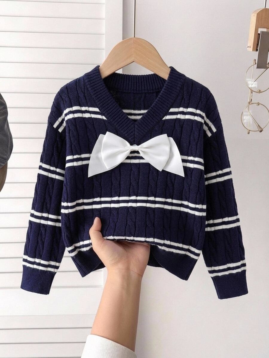 SHEIN 女童針織毛衣 溫柔百搭拼色粗繩編織 厚實手工蝴蝶結裝飾 V領落肩海軍藍長袖套頭上衣 寬鬆極簡優雅休閒款 柔軟舒適 適合日常穿著、外出、旅行、返校季 秋冬毛衣 - 藏蓝色 - 查看 1