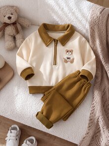 SHEIN 2件組男嬰休閒風卡其米色熊刺繡四分之一拉鍊長袖POLO領運動衫褲套裝，生日男孩秋季假期舒適款，彈性腰帶 - 卡其色 - 查看 5