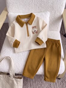 SHEIN 2件組男嬰休閒風卡其米色熊刺繡四分之一拉鍊長袖POLO領運動衫褲套裝，生日男孩秋季假期舒適款，彈性腰帶 - 卡其色 - 查看 8