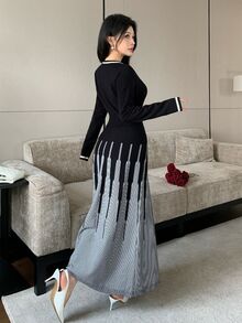 Modelyn فستان نسائي مخطط برقبة دائرية وأكمام طويلة أنيق من الصوف المحبوك - أبيض وأسود - مشاهدة 2