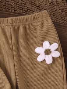 SHEIN 女童針織花卉T恤套裝，2件套，3D花卉裝飾荷葉邊半高領長袖上衣 + 羅紋喇叭腿緊身褲套裝 - 杏色 - 查看 7