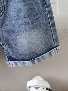 SHEIN 男婴牛仔短裤，夏季新款，复古浅蓝色，休闲风格，全松紧腰带+单颗装饰纽扣，无拉链，方便穿脱，宽松短裤设计，腿部活动自如，裆部不紧绷，适合儿童日常活动，如跑跳等。 - 中等水洗藍 - 查看 8