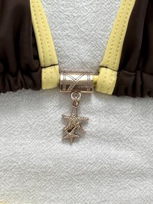 Bonvoyette 撞色掛脖比基尼套裝，V領配金屬吊墜，男孩短褲泳衣 - 咖啡棕 - 查看 8