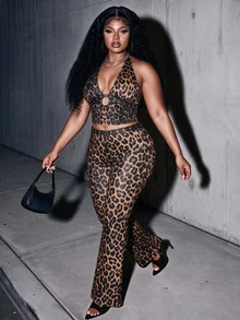 Slaydiva Bộ 2 món áo tank top cổ yếm khoét sâu chữ V họa tiết da báo và quần ống loe cho nữ size lớn - Nhiều màu - Xem 3