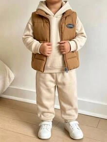 SHEIN Genkimix Kids 小男孩字母拼接背心外套、保暖連帽衛衣與運動長褲套裝 - 杏色 - 查看 1