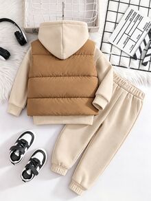 SHEIN Genkimix Kids 小男孩字母拼接背心外套、保暖連帽衛衣與運動長褲套裝 - 杏色 - 查看 2