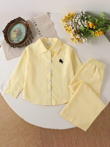 SHEIN 兒童淺黃色條紋套裝，簡約精緻，清新時尚，襯衫飾有黑馬標誌，適合春夏季休閒出遊與聚會 - 黃色 - 查看 9