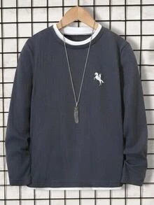 SHEIN Kids Young Boy Dark Grey Comfortable Soft Contrast Design All-Match Versatile Long Sleeve Inner Layer T-Shirt, Simple Cute Pegasus Print Pattern, Japanese And Korean Casual Sports Style Suitable For Outings And Autumn/Winter Inner Layer Wear, Fall Tops, Fall Outfits, Fall Clo - Dark Grey - View 3