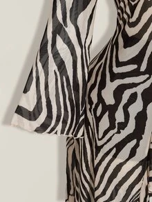 SHEIN ICON 大尺碼女款斑馬紋V領前綁帶荷葉邊喇叭袖網紗上衣，夏季波希米亞度假風Y2K Coachella音樂節 - 黑與白 - 查看 9
