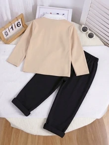 SHEIN 2件組小男孩套裝，兒童針織舒適長袖 Polo 2合1印花胸前小眾設計上衣與卡其色休閒長褲，鬆緊腰頭，寬鬆版型，適合秋季度假、上學、日常穿著 - 卡其色 - 查看 2
