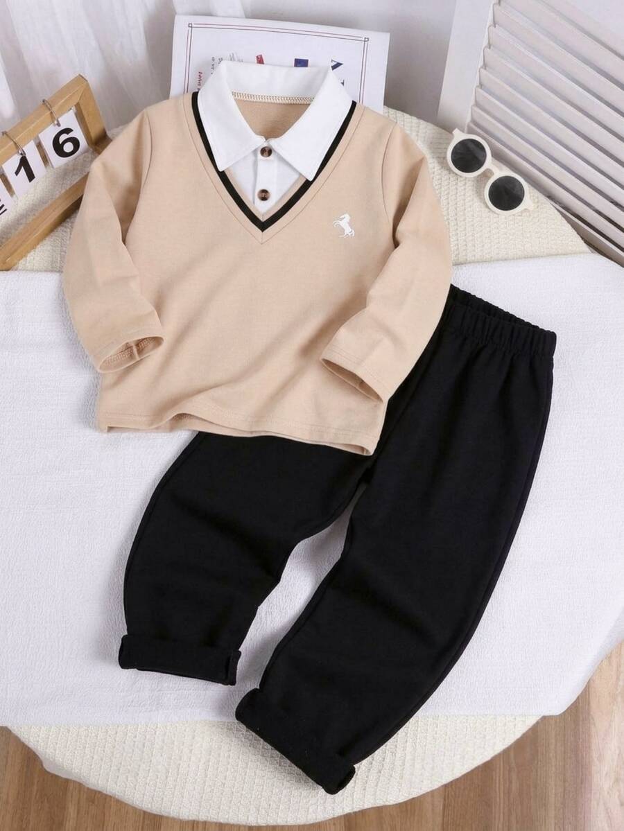 SHEIN 2件組小男孩套裝,兒童針織舒適長袖 Polo 2合1印花胸前小眾設計上衣與卡其色休閒長褲,鬆緊腰頭,寬鬆版型,適合秋季度假、上學、日常穿著 - 卡其色 - 查看 1