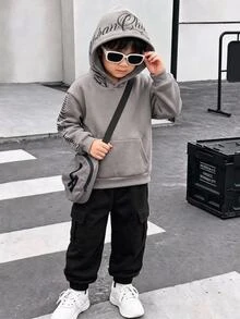 SHEIN 男童灰色極簡休閒大學風舒適時尚百搭寬鬆版型手寫字母圖案運動衫，適合日常穿著、學校、旅行、戶外運動，灰色字母印花套頭運動衫，秋季連帽衫，秋季穿搭，秋季衣物 - 灰色 - 查看 2