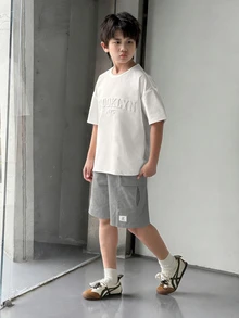 Mirajuku 2件組男孩極簡可愛街頭風壓紋圓領T恤與寬鬆短褲套裝，白色，夏季，休閒，城市度假，校園灰色 - 灰色 - 查看 7