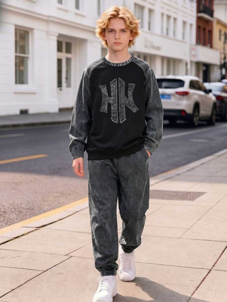 SHEIN 青少年男孩秋冬兩件套:黑色圓領上衣配破舊牛仔效果袖子與字母印花,搭配牛仔效果收口運動長褲,美式復古街頭風 - 深灰色 - 查看 1