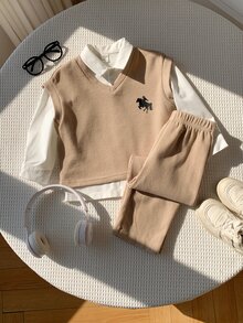 SHEIN 3件組小男孩卡其色柔軟華夫格布馬標刺繡紳士背心搭配白色長袖襯衫與鬆緊腰休閒長褲套裝，適合秋冬、外出、街頭風、返校、派對，秋季套裝穿搭 - 卡其色 - 查看 3