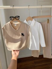 SHEIN 3件組小男孩卡其色柔軟華夫格布馬標刺繡紳士背心搭配白色長袖襯衫與鬆緊腰休閒長褲套裝，適合秋冬、外出、街頭風、返校、派對，秋季套裝穿搭 - 卡其色 - 查看 4