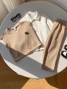 SHEIN 3件組小男孩卡其色柔軟華夫格布馬標刺繡紳士背心搭配白色長袖襯衫與鬆緊腰休閒長褲套裝，適合秋冬、外出、街頭風、返校、派對，秋季套裝穿搭 - 卡其色 - 查看 6
