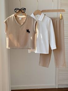 SHEIN 3件組小男孩卡其色柔軟華夫格布馬標刺繡紳士背心搭配白色長袖襯衫與鬆緊腰休閒長褲套裝，適合秋冬、外出、街頭風、返校、派對，秋季套裝穿搭 - 卡其色 - 查看 5