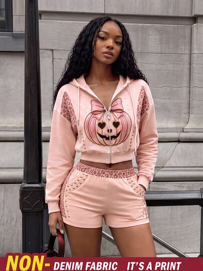 Rovax Bộ đồ 2 món nữ phong cách Halloween ngọt ngào cá tính, áo hoodie và quần short họa tiết bí ngô da báo, đính đinh tán và đá rhinestone, trang phục thường ngày phong cách đường phố hot girl thể thao, set đồ đi tiệc và dạo chơi ngày lễ