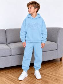SHEIN Vacaura 男孩 2 件式套頭運動衫運動服套裝，壓紋字母慢跑褲，休閒可愛圖案秋季校園穿搭，淺藍色水藍色 - 淺藍色 - 查看 2