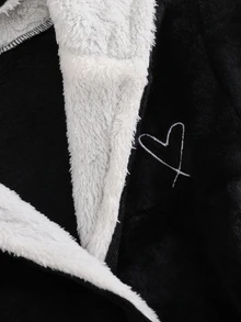 SHEIN 秋冬女款居家服，白色愛心刺繡，經典黑色加厚抓絨長袖連帽睡袍，節日居家親子款 - 黑色 - 查看 4
