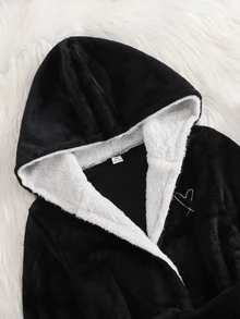 SHEIN 秋冬女款居家服，白色愛心刺繡，經典黑色加厚抓絨長袖連帽睡袍，節日居家親子款 - 黑色 - 查看 3