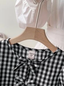 SHEIN LMoss Kids 年轻女孩春夏舒适红色格子编织蝴蝶结细节泡泡袖衬衫，适合情人节、学校日常穿着、度假和节假日、妈妈和女儿和姐妹搭配。 - 黑色 - 查看 3