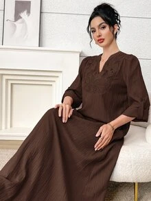 Al Najma 女士优雅纯色蕾丝拼接镂空领阿拉伯风格连衣裙 - 咖啡棕 - 查看 3