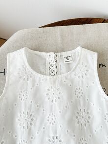 SHEIN LMoss Kids 两件套女童圆领拼接蕾丝边吊带背心和蕾丝边镂空刺绣短裤套装 白色两件套女童夏季套装 女童白色夏季服装 女童镂空蕾丝夏季套装 两件套女童夏季服装 儿童白色亚麻夏季套装 - 白色 - 查看 6