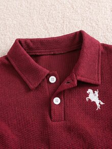 Conjunto de sudadera con media abertura de botones y bordado de caballero y jeans con bolsillos desgastados para bebé niño - Rojo - Ver 3