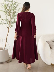 Al Najma 大尺碼女款精緻刺繡鈕扣阿拉伯風洋裝 - 酒紅色 - 查看 2