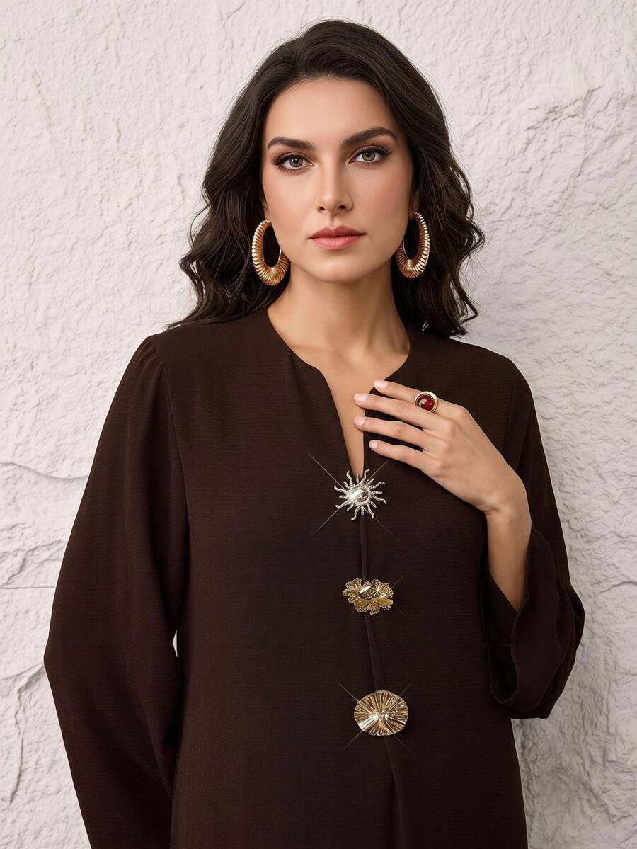 Al Najma 大尺碼女款金屬太陽裝飾V領寬鬆端莊夏威夷阿拉伯風洋裝,棕色秋季泰國度假洗禮賓客堅信禮教母裝 - 咖啡棕 - 查看 1