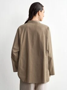 Aalyst 女款夏季新款棉麻休閒簡約寬鬆百搭度假穿搭 高階條紋工藝 高階貝殼鈕扣 V 領 高階綠色落肩長袖襯衫 - 卡其色 - 查看 2
