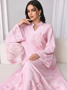 Al Najma Vestido árabe modesto con escote en V, apliques con ribete plateado, cinta decorada con cuentas y estampado floral - Rosa - Ver 1