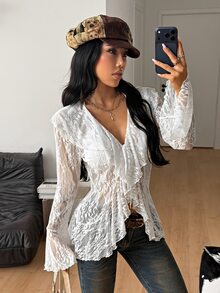 Coolane 女款秋季舒適彈性保暖時尚休閒街頭風白色透視花卉蕾絲荷葉邊深V領繫帶前襟浪漫層次感外套 - 白色 - 查看 2