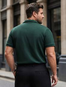 Manfinity Mode 大尺碼男士深綠色華夫格紋 Polo 衫，短袖拉鍊門襟 Polo 衫，休閒夏季度假風，老錢風復古 - 墨綠色 - 查看 2
