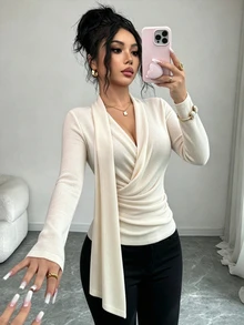 SHEIN Elenzya تي شيرت نسائي جديد بلون سادة من قماش محبوك مرن، بياقة V متقاطعة، وشريط طويل على الكتف والجانب، وأكمام طويلة، وتصميم مكشكش عند الخصر، أنيق ومتعدد الاستخدامات للموضة اليومية والحفلات - لون مشمشي - مشاهدة 5