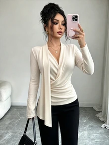 SHEIN Elenzya تي شيرت نسائي جديد بلون سادة من قماش محبوك مرن، بياقة V متقاطعة، وشريط طويل على الكتف والجانب، وأكمام طويلة، وتصميم مكشكش عند الخصر، أنيق ومتعدد الاستخدامات للموضة اليومية والحفلات - لون مشمشي - مشاهدة 6