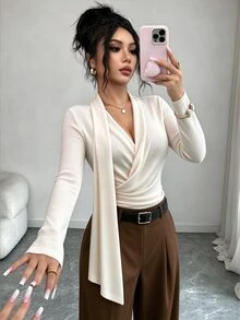 SHEIN Elenzya تي شيرت نسائي جديد بلون سادة من قماش محبوك مرن، بياقة V متقاطعة، وشريط طويل على الكتف والجانب، وأكمام طويلة، وتصميم مكشكش عند الخصر، أنيق ومتعدد الاستخدامات للموضة اليومية والحفلات - لون مشمشي - مشاهدة 1