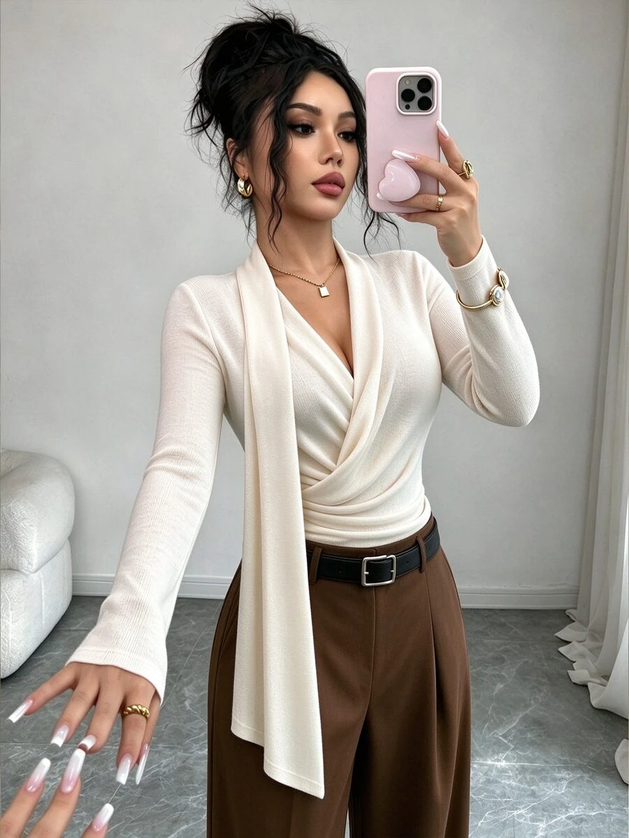 SHEIN Elenzya تي شيرت نسائي جديد بلون سادة من قماش محبوك مرن، بياقة V متقاطعة، وشريط طويل على الكتف والجانب، وأكمام طويلة، وتصميم مكشكش عند الخصر، أنيق ومتعدد الاستخدامات للموضة اليومية والحفلات - لون مشمشي - مشاهدة 1