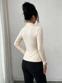 SHEIN Elenzya تي شيرت نسائي جديد بلون سادة من قماش محبوك مرن، بياقة V متقاطعة، وشريط طويل على الكتف والجانب، وأكمام طويلة، وتصميم مكشكش عند الخصر، أنيق ومتعدد الاستخدامات للموضة اليومية والحفلات - لون مشمشي - مشاهدة 3